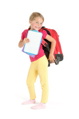 Jeune écolière de 7 ans avec son cartable , cahier et  ardoise