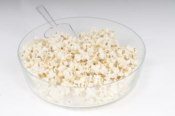 pop corn in a glass recipient