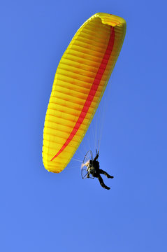 Uomo vola nel cielo col parapendio