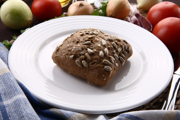 Wholewheat bread and fresh vegetables