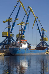 Fototapeta na wymiar Frachtschiff im Hafen von Wismar