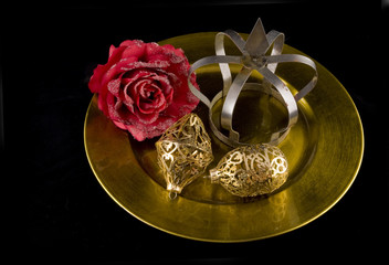 Golden chrismas with plate ornaments and rose