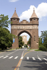 Fototapeta na wymiar Brownstone żołnierzy i żeglarzy Memorial Arch - Hartford, CT