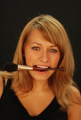 Obraz premium Mädchen mit Puderpinsel