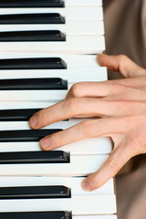 Obraz premium hands playing music on the piano, keyboard