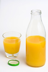 Vaso y botella de zumo de naranja aislado con fondo blanco