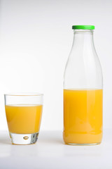 Vaso y botella de zumo de naranja aislado y fondo blanco