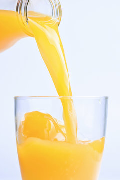Botella vertuiendo zumo  naranja  vaso aislado y fondo blanco
