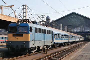 Fototapeta na wymiar Pociąg odjeżdża z dworca w Budapeszcie.