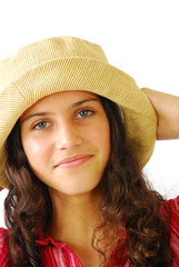 Portrait d'une jeune fille brune avec un chapeau