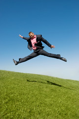 Obraz premium businessman rushing to work against blue sky