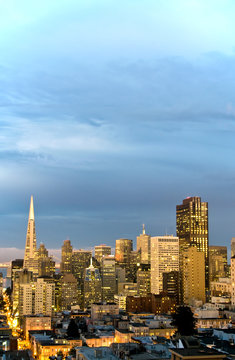 San Francisco financial district at dusk. © Can Balcioglu