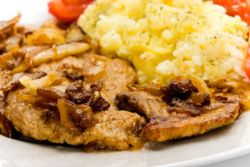 Steak vom Schweinefleisch-geröstet auf Zwiebeln
