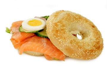 Bagel belegt mit Lachs und Ei auf hellem Hintergrund.