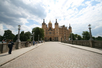 Schweriner Schloss mit Brücke