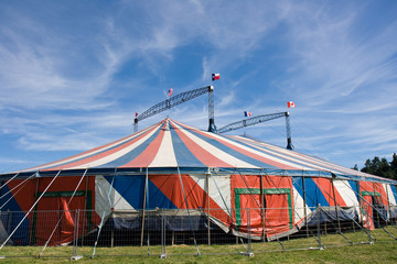 Fototapeta na wymiar Le chapiteau du cirque
