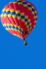 Naklejka premium A hoit air balloon in front of a blue sky with copy space