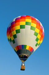 Naklejka premium A hot air balloon in front of a blue sky with copy space