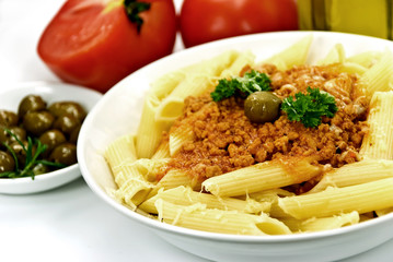 spaghetti bolognese mit oliven