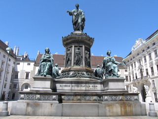 kaiser denkmal in der hofburg in wien österreich