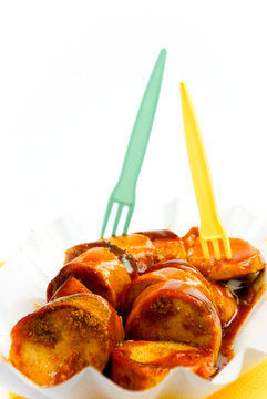 deutsche curry-wurst-freigestellt auf weiss