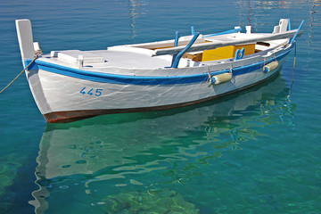 Fototapeta na wymiar Closeup of a old white boat