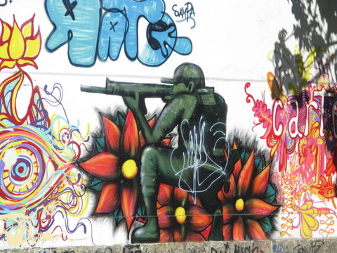 Tireur à genoux dessiné sur un mur, Rio de Janeiro, Brésil.