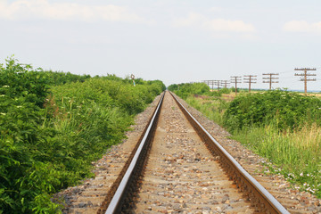 Obraz premium Railroad tracks disappearing into horizon