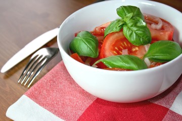 frische tomate mit basilikum