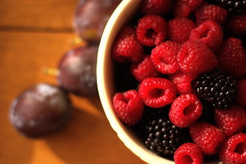 pflaumen, himbeeren und brombeeren