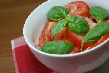 basilikum tomaten salat