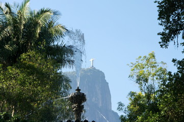 Fontaine et Corcovado, jardin de Rio de Janeiro, Brésil.