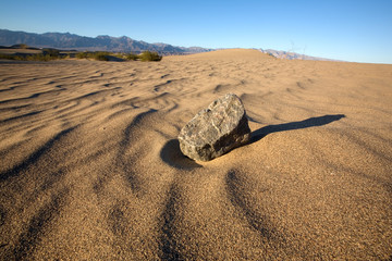 Ein Stein im Sand einer Düne im Deth Valley