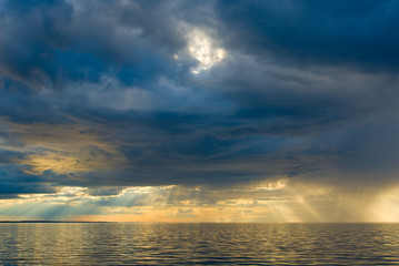 Obraz premium Stormy sunset over the sea