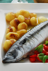 Sgombro al forno con patate novelle e pomodorini datterini