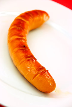 deutsche curry-wurst-freigestellt auf rot