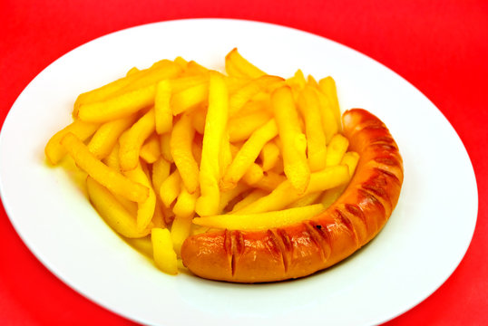 deutsche curry-wurst,pommes-freigestellt auf rot