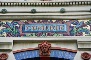 Comédie en mosaîque sur une façade, paris