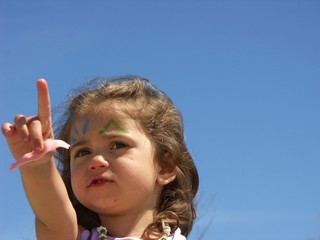 enfant qui montre du doigt