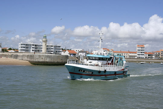 Chalutier quittant le port de Saint-Gilles-Croix-de-Vie