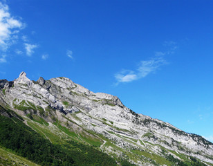 Fototapeta na wymiar Paysage de montagne dans les alpes