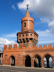 Fototapeta na wymiar Berlin Oberbaumbrücke Turm v seite rechts
