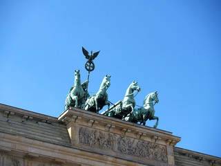 Brandenburger Tor Quadriga v Pariser Platz schraeg - obrazy, fototapety, plakaty
