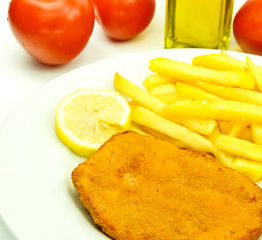 schnitzel -paniert mit salat,pommes frites