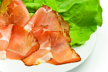 geräucherte schinken-scheibchen mit salat