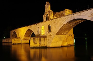 Fototapeta na wymiar Avignon most w nocy
