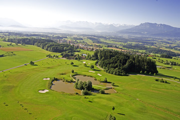 schweizer landschaft aus der luft