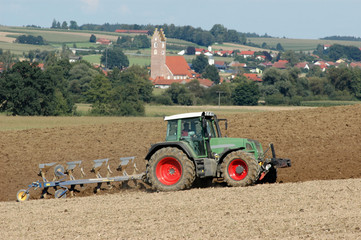 Traktor beim Pflügen