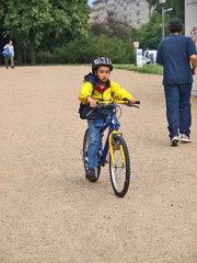 kind beim fahrradfahren