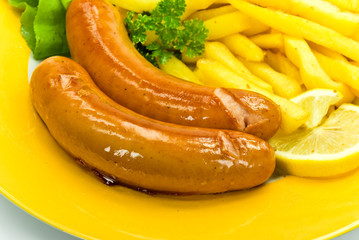 Deutsche Bratwurst,Pommes-Frites,Salat